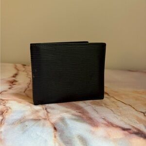 Men’s Authentic Louis Vuitton Bi-Fold Epi Wallet